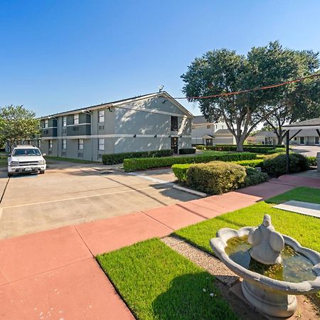 Americas Best Value Inn & Suites Brenham Exterior photo