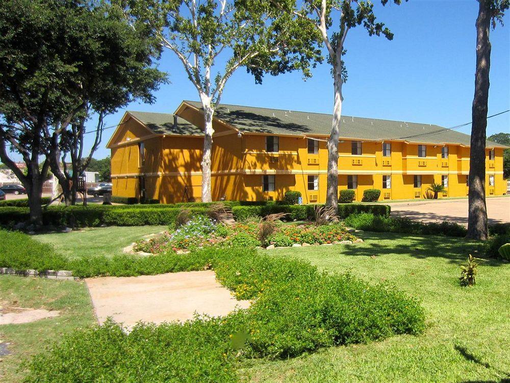 Americas Best Value Inn & Suites Brenham Exterior photo