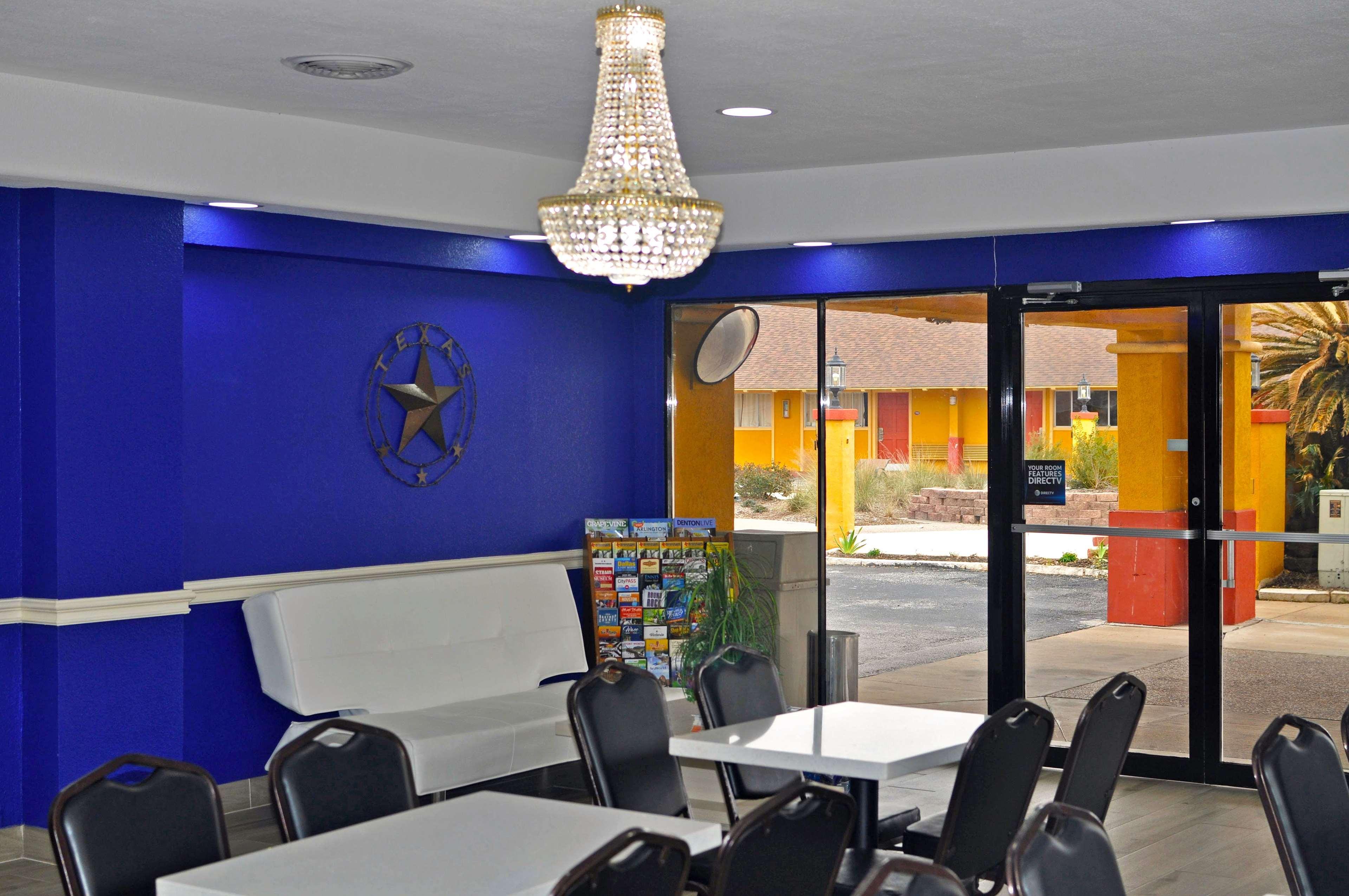 Americas Best Value Inn & Suites Brenham Exterior photo