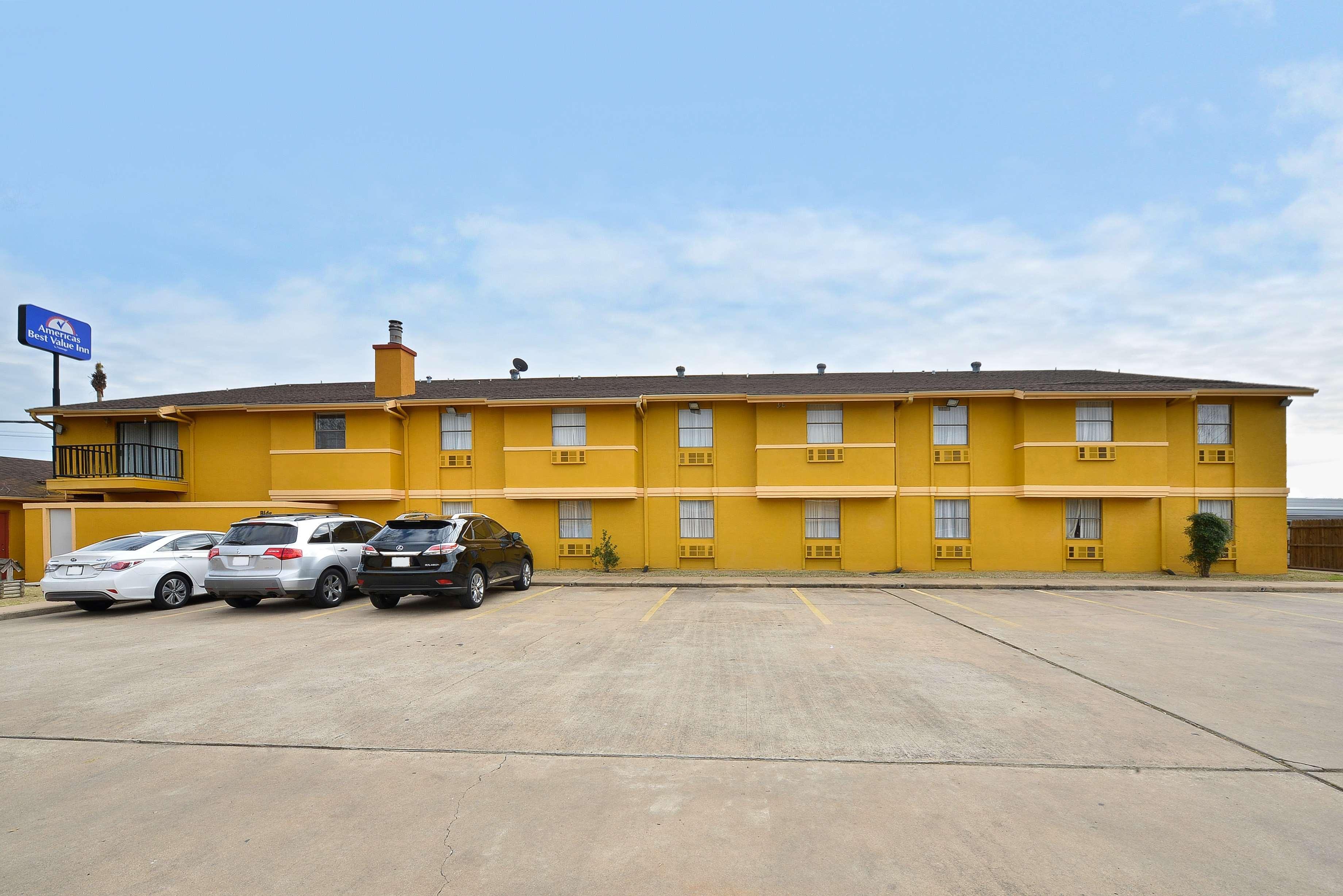 Americas Best Value Inn & Suites Brenham Exterior photo