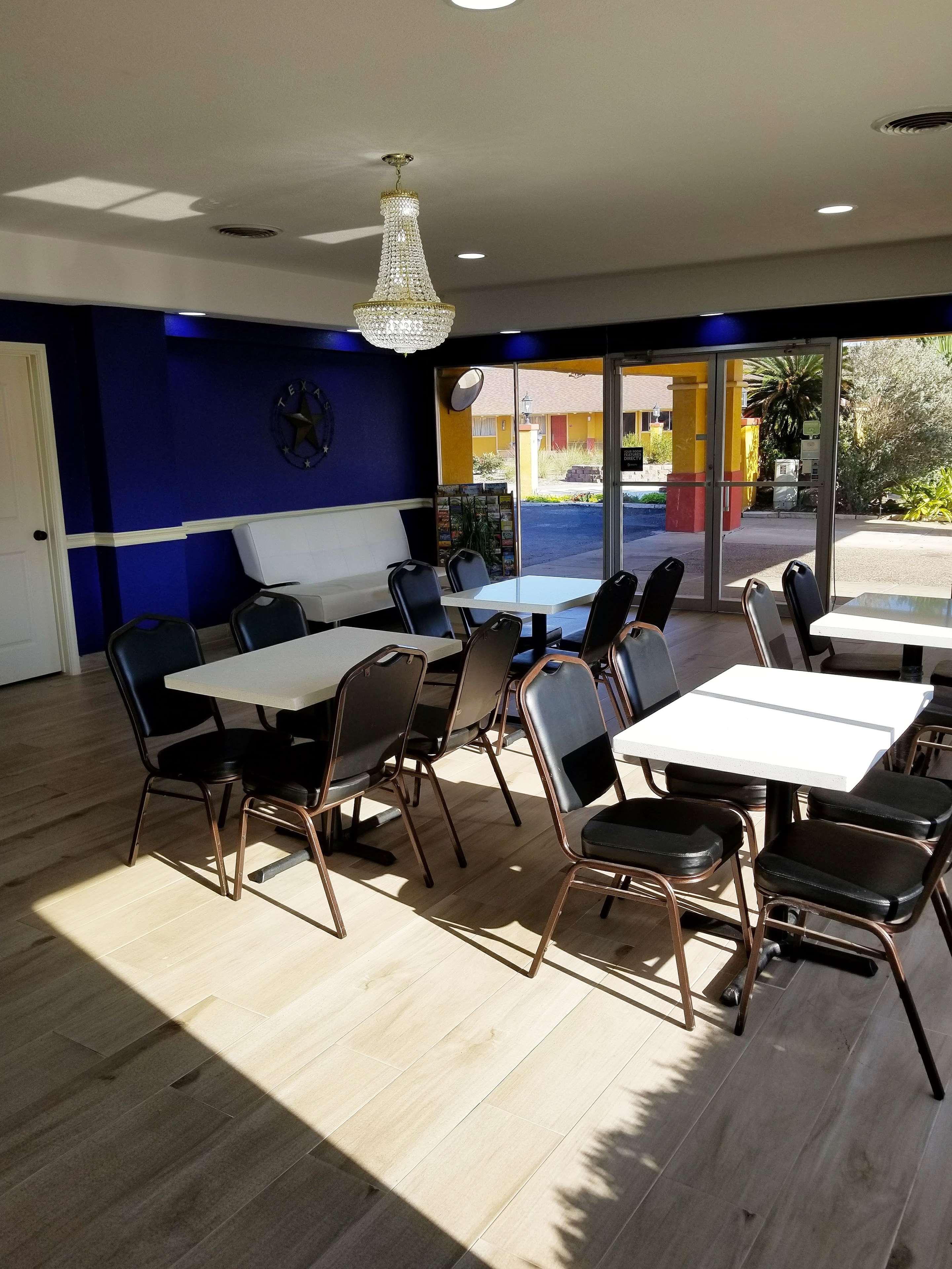Americas Best Value Inn & Suites Brenham Exterior photo
