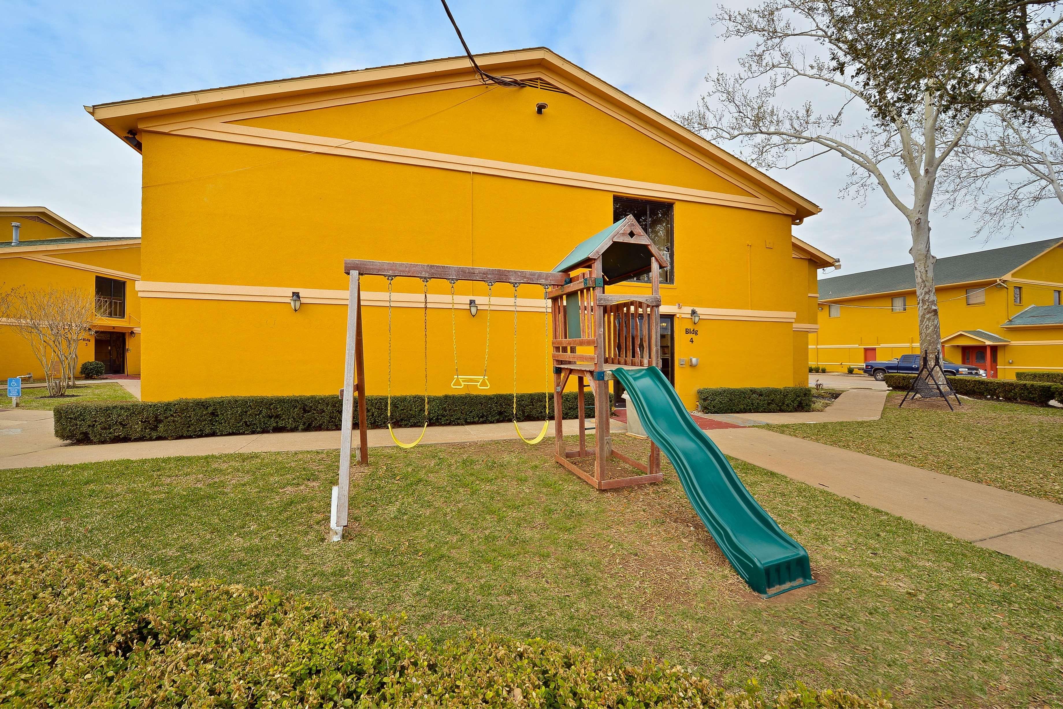 Americas Best Value Inn & Suites Brenham Exterior photo