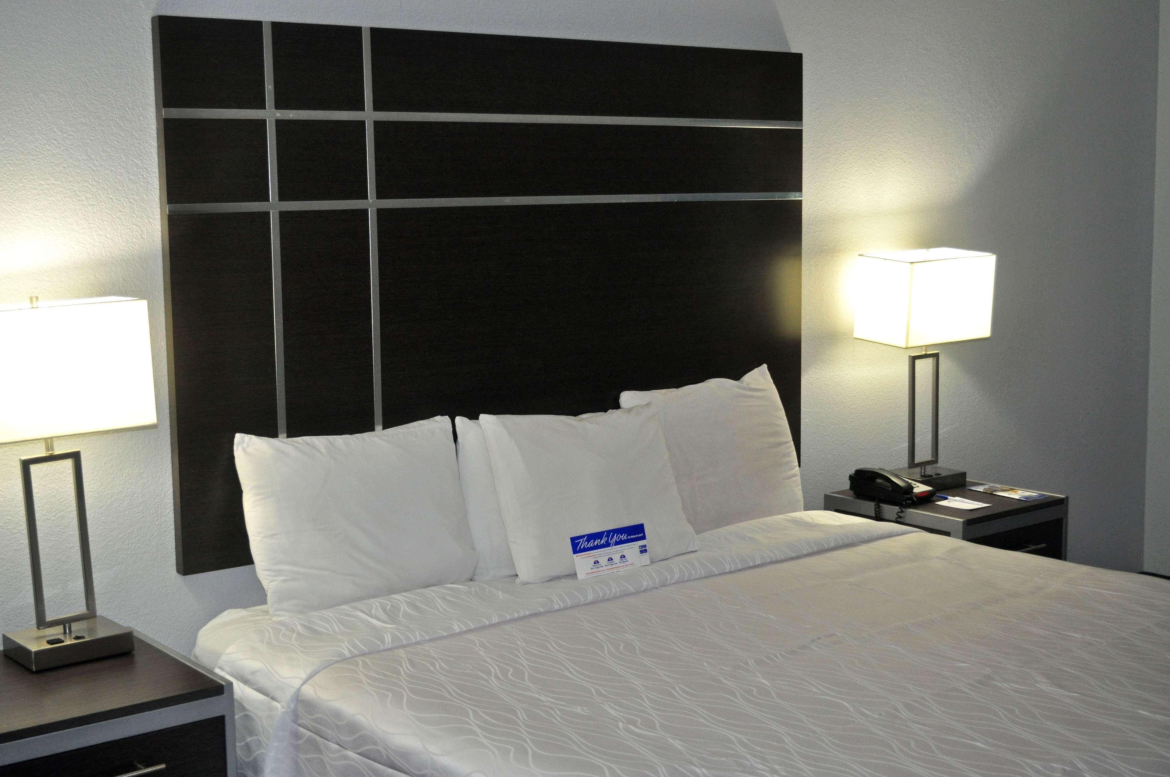Americas Best Value Inn & Suites Brenham Exterior photo