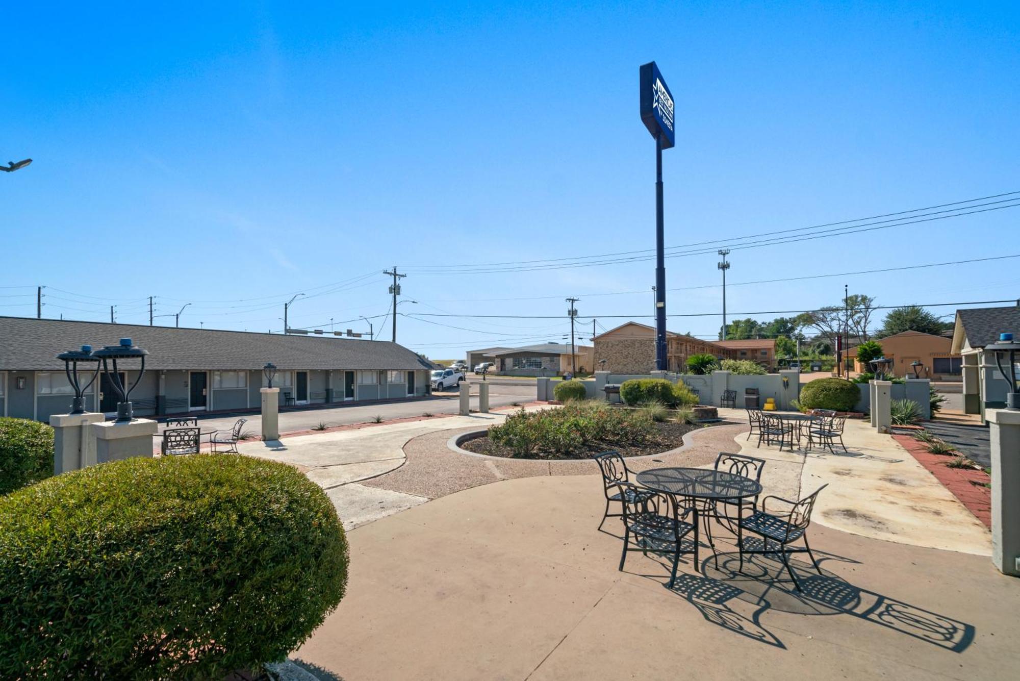 Americas Best Value Inn & Suites Brenham Exterior photo
