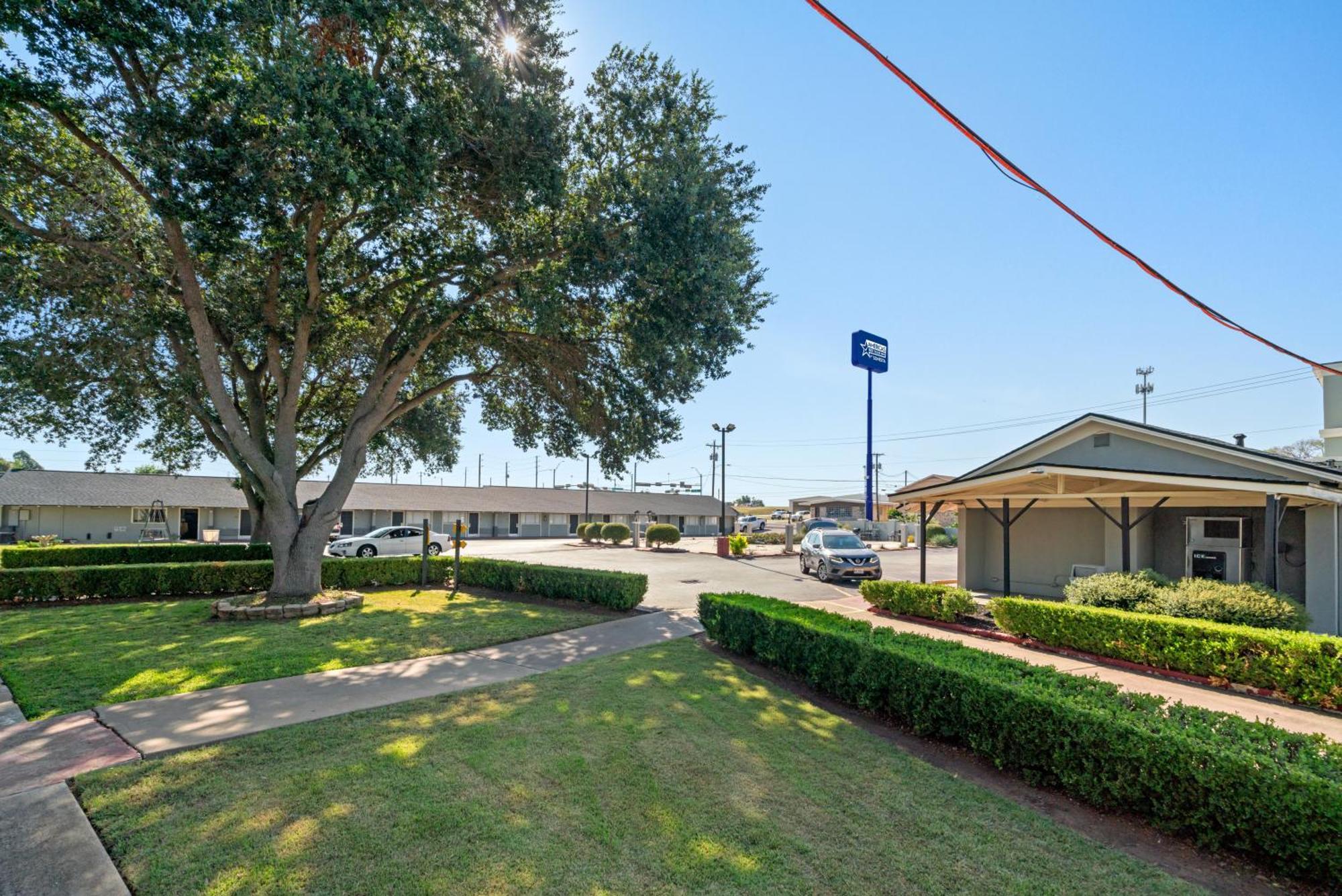Americas Best Value Inn & Suites Brenham Exterior photo