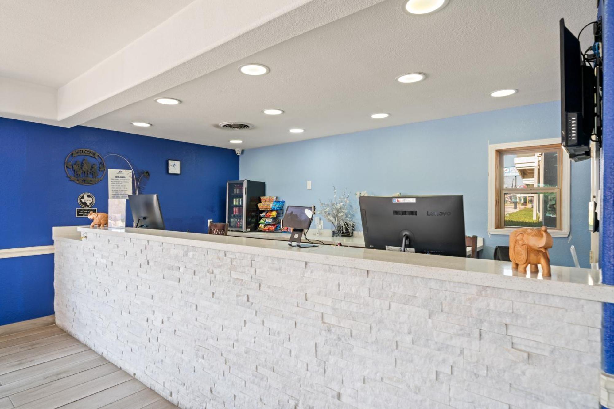 Americas Best Value Inn & Suites Brenham Exterior photo