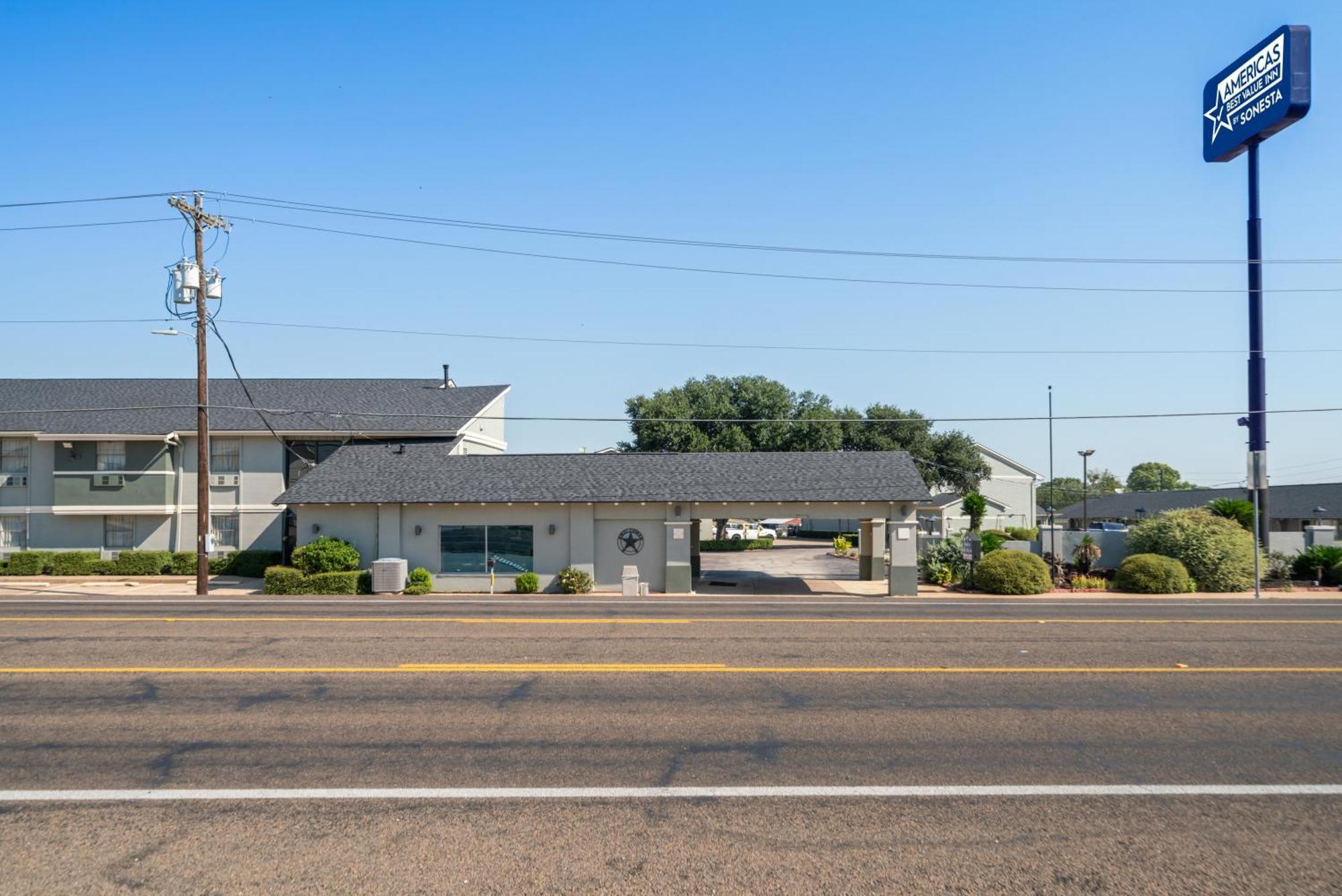 Americas Best Value Inn & Suites Brenham Exterior photo