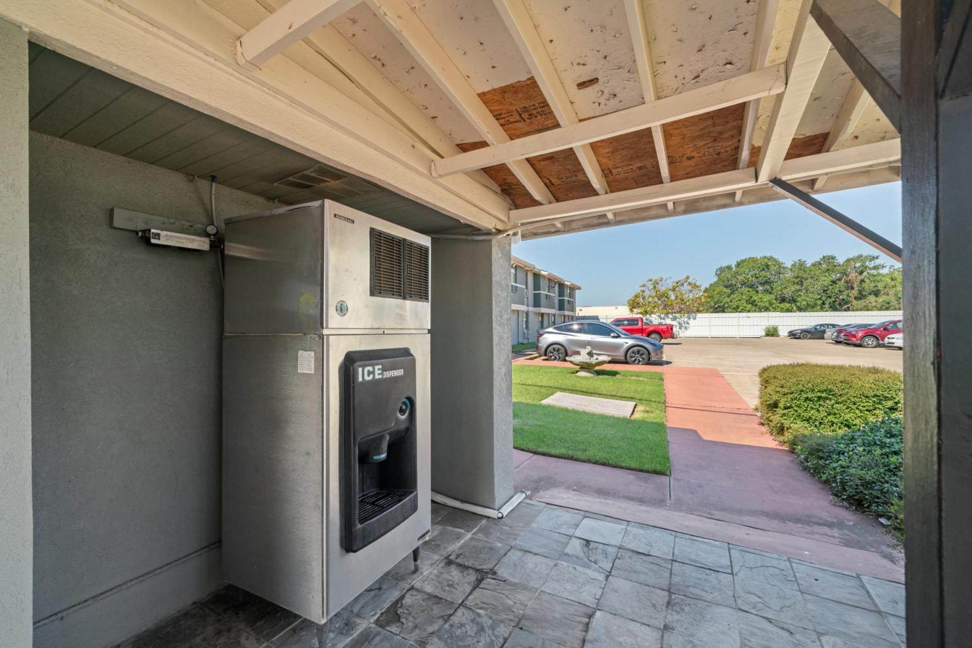 Americas Best Value Inn & Suites Brenham Exterior photo