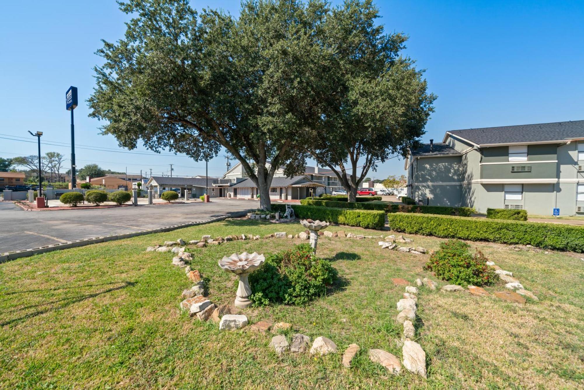 Americas Best Value Inn & Suites Brenham Exterior photo