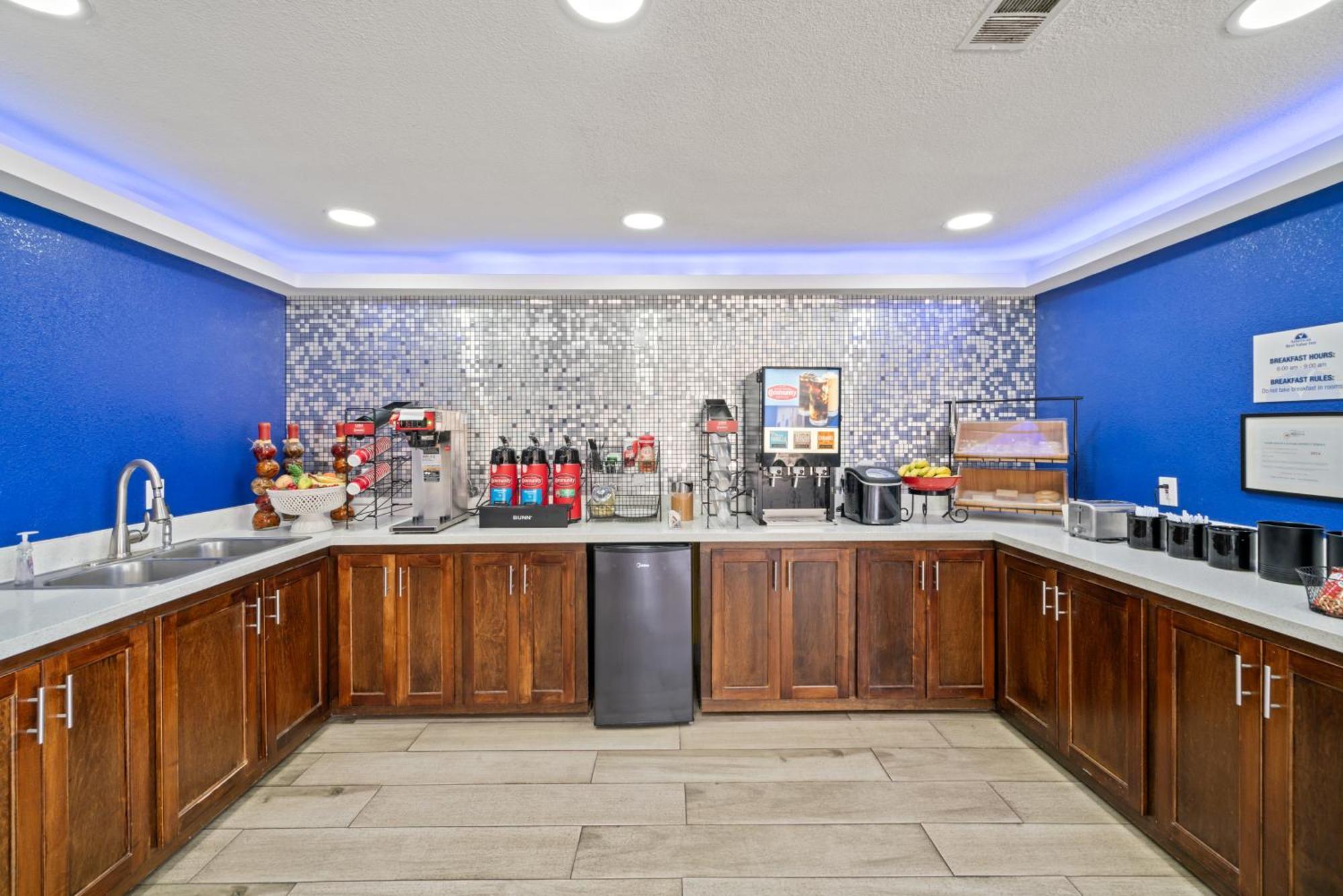 Americas Best Value Inn & Suites Brenham Exterior photo