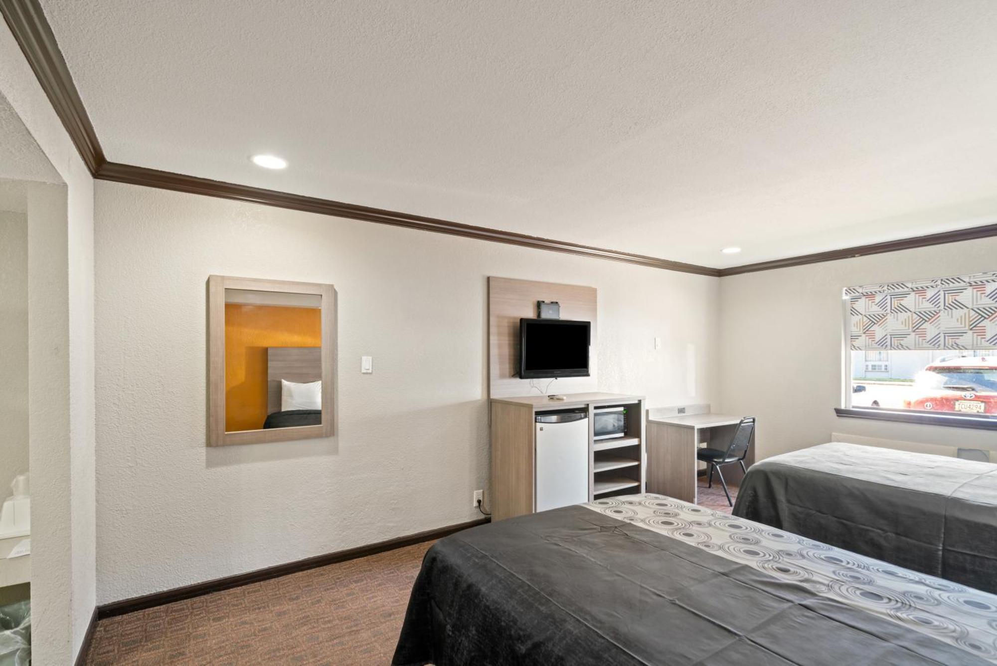 Americas Best Value Inn & Suites Brenham Exterior photo