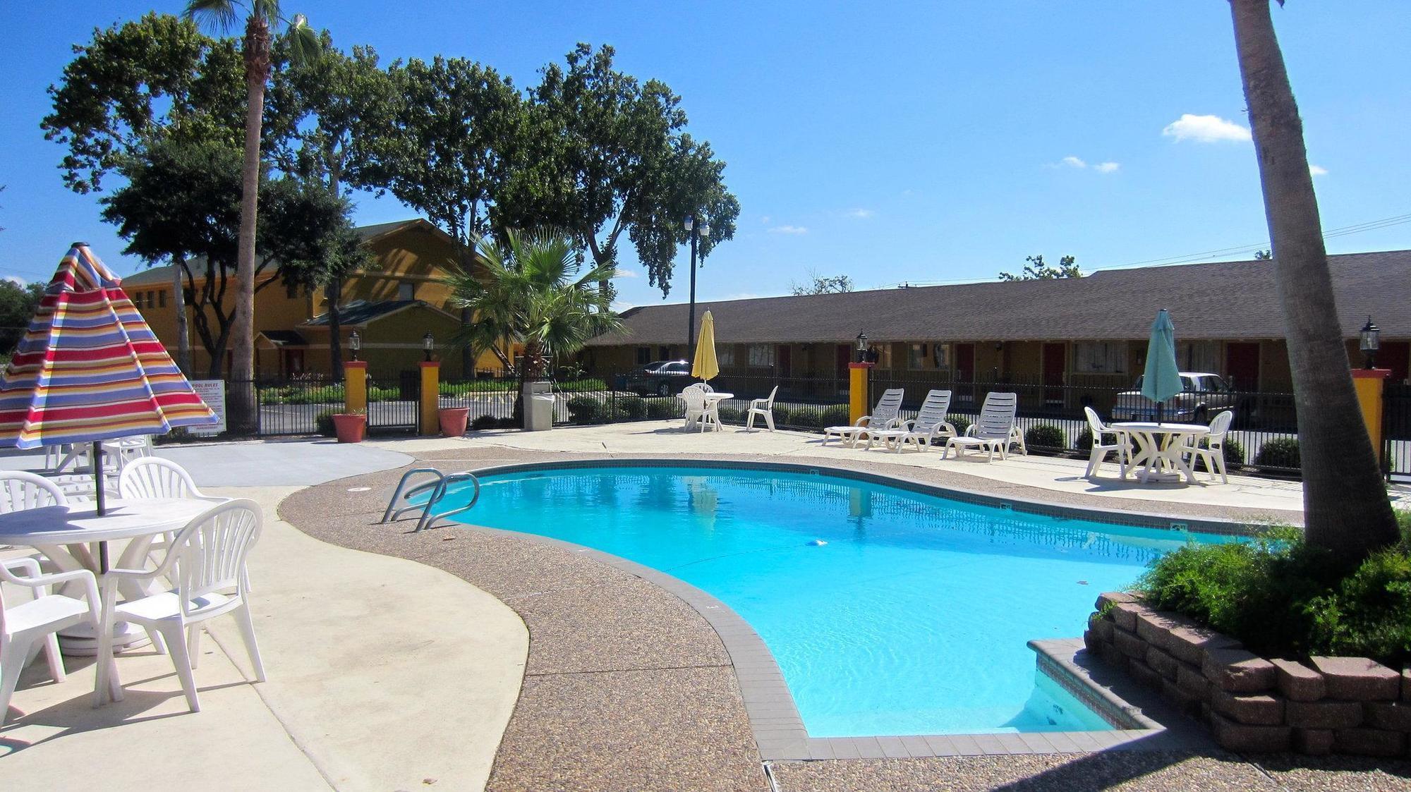 Americas Best Value Inn & Suites Brenham Exterior photo