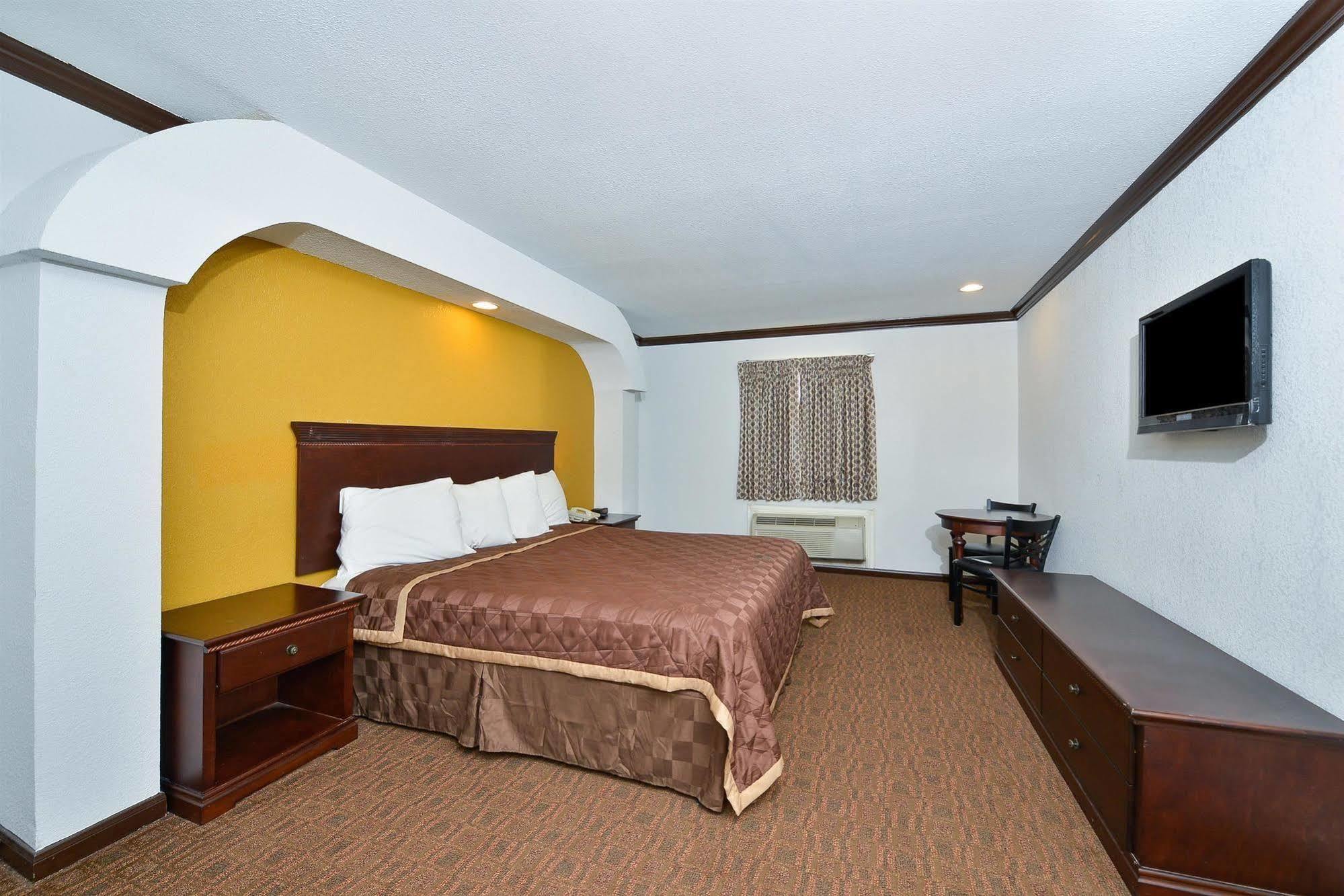 Americas Best Value Inn & Suites Brenham Exterior photo