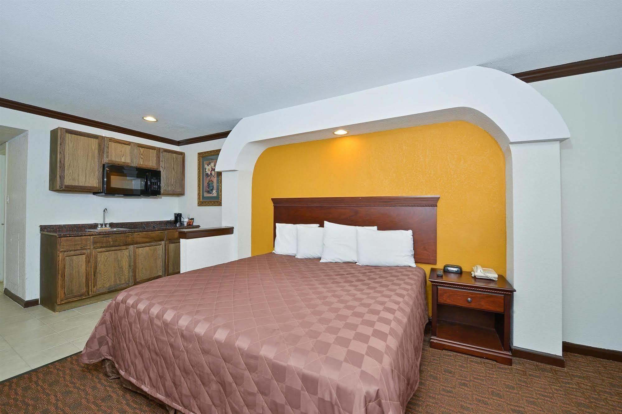 Americas Best Value Inn & Suites Brenham Exterior photo
